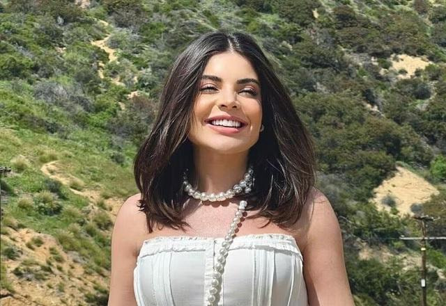 Gkay usa roupa branca e posa sorrindo em Hollywood