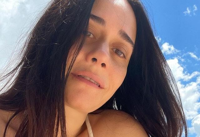 Alessandra Negrini tira selfie de biquíni