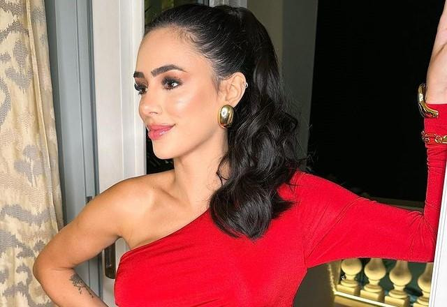 Bruna Biancardi posa de lado com um vestido vermelho