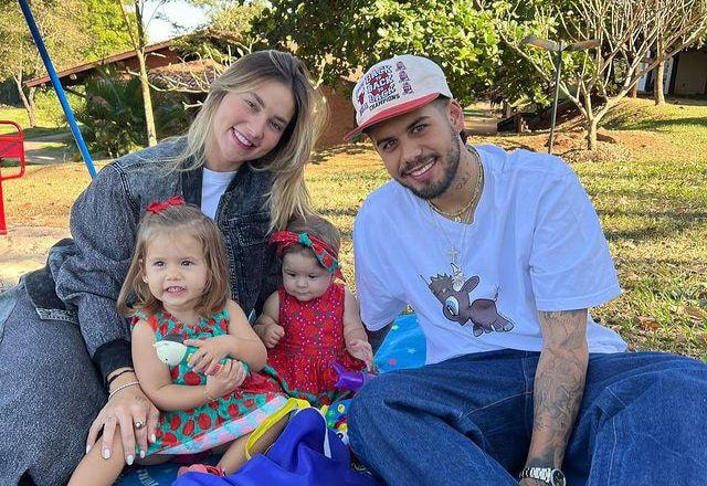 Virginia, Zé Felipe e filhas posam juntos em parque