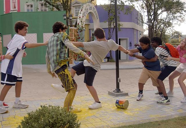 monte de crianças puxando umas as outras pela cintura