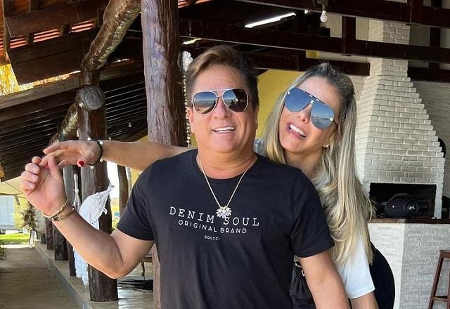 Leonardo abraçado com Poliana Rocha