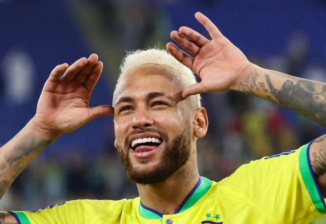 Neymar fazendo careta durante jogo da Seleção Brasileira de Futebol