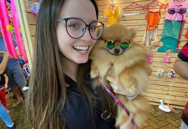 Larissa Manoela tira selfie com sua cachorra, Meghan