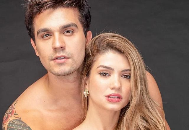 Luan Santana e Izabela Cunha posam sem roupa em frente a fundo cinza