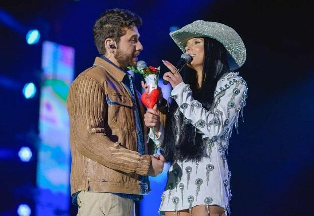 Ana Castela e Gustavo Mioto em cima de palco cantando juntos durante show