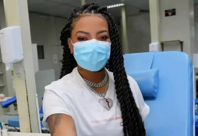 Ludmilla doando sangue em hemocentro