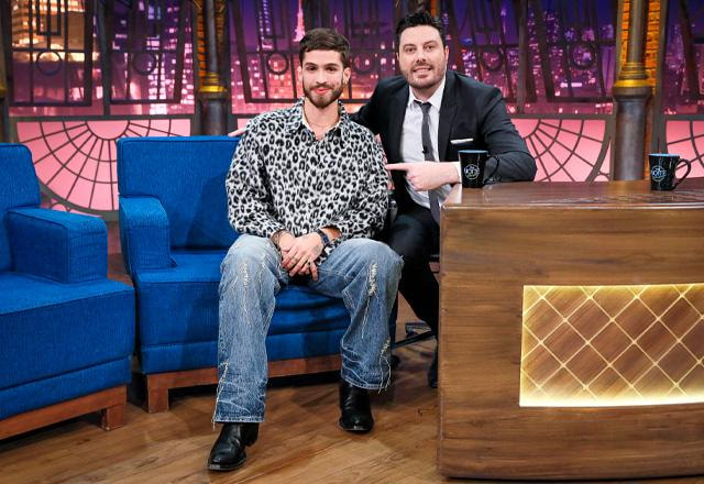 João Guilherme e Danilo Gentili posam juntos para foto.