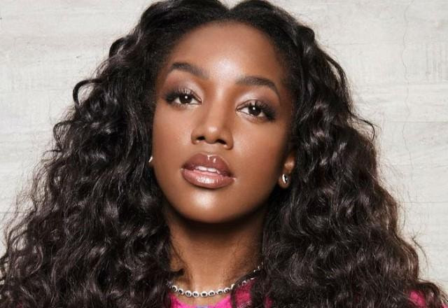 IZA em foto de estúdio próxima ao rosto