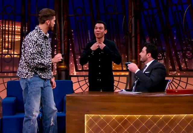 João Guilherme, Igor Guimarães e Danilo Gentili no palco do The Noite.