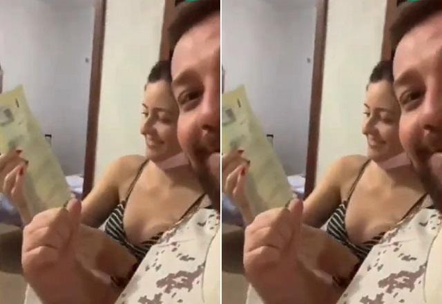 Casal mostrando que conseguiu o divórcio