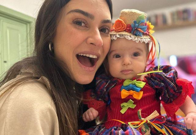 Thaila Ayala posa com a filha, Tereza