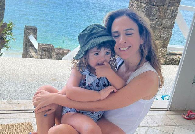 Tatá Werneck e a filha, Clara Maria, posam abraçadas na praia