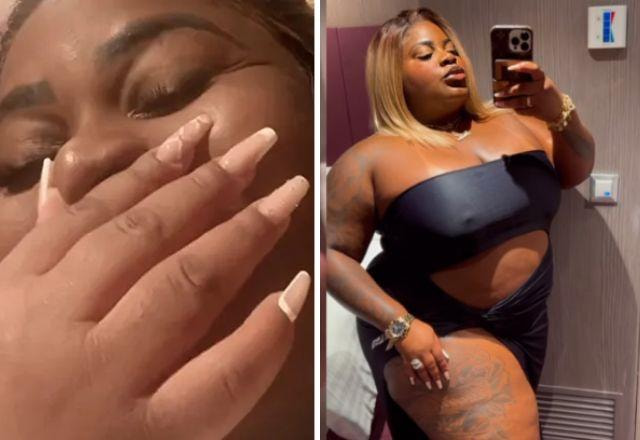 Print do Story do Instagram de Jojo Todynho rindo com a mão na boca à esquerda; Selfie de Jojo na frente do espelho à direita