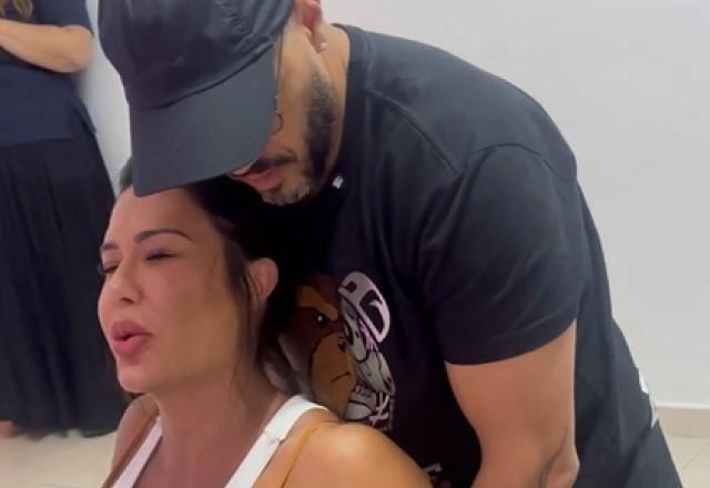 Belo ajuda Gracyanne com alongamento