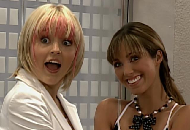 Vicky e Mia sorrindo