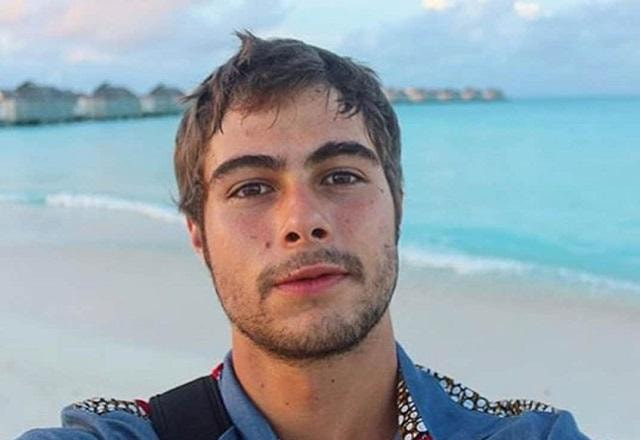 Rafael Vitti tira selfie na praia