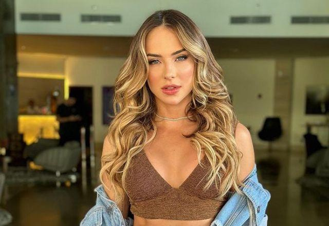 Gabi Martins posa com  topa marrom e jaqueta jeand