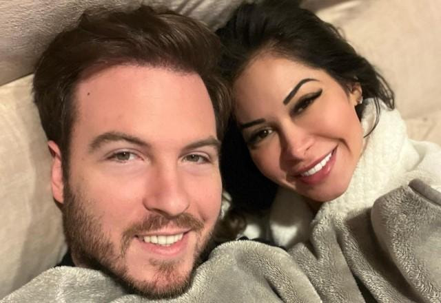 Maíra Cardi e Thiago Nigro tiram selfie deitados na cama