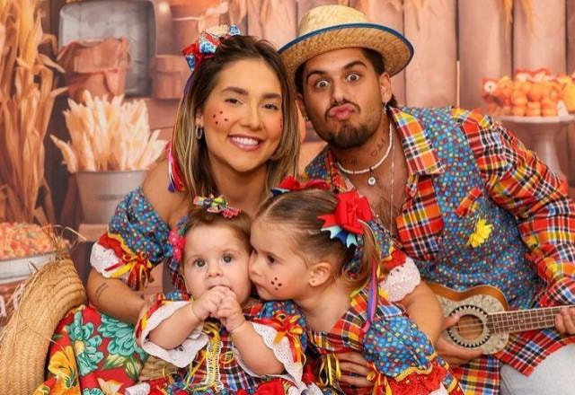 Virginia Fonseca e Zé Felipe posam com as filhas, Maria Alice e Maria Flor, vestido com roupas de festa junina