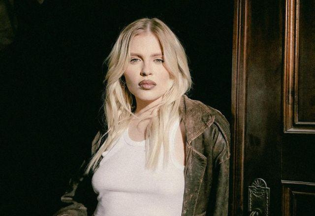 Luísa Sonza posa usando camisa branca e uma jaqueta preta