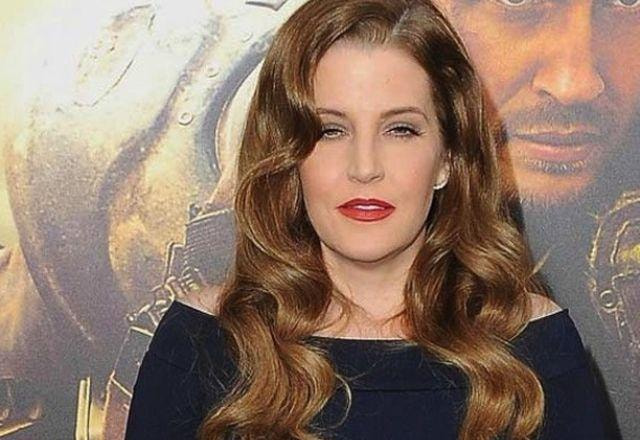 Lisa Presley posam de vestido preto no lançamento de filme