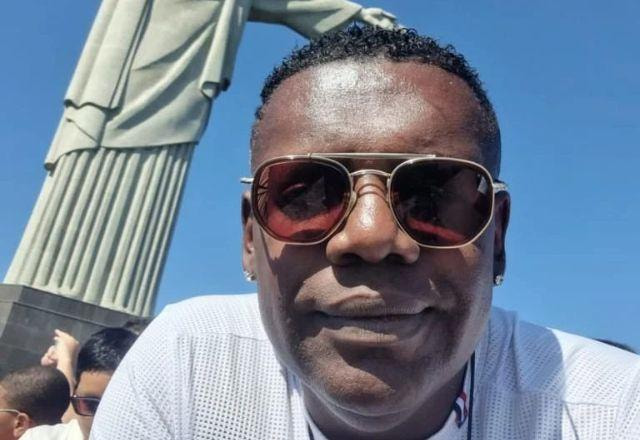 MC Marcinho tira selfie em frente ao Cristo Redentor