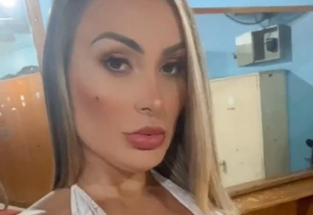 Andressa Urach faz vídeo usando body branco de renda cavado