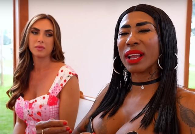 Nicole Bahls olhando para Inês Brasil enquanto a cantora fala