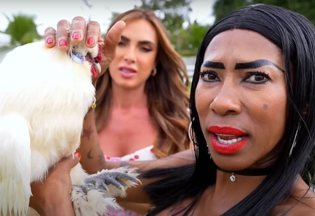 Nicole Bahls olhando para Inês Brasil enquanto a cantora segura uma galinha