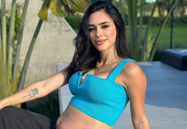 Bruna Biancardi posa de top azul e com a barriga de grávida de fora