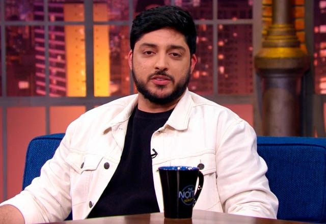 Magno Navarro durante o The Noite.