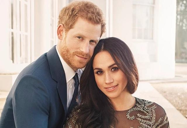 Príncipe Harry e Meghan Markle posam abraçados e olhando para a câmera