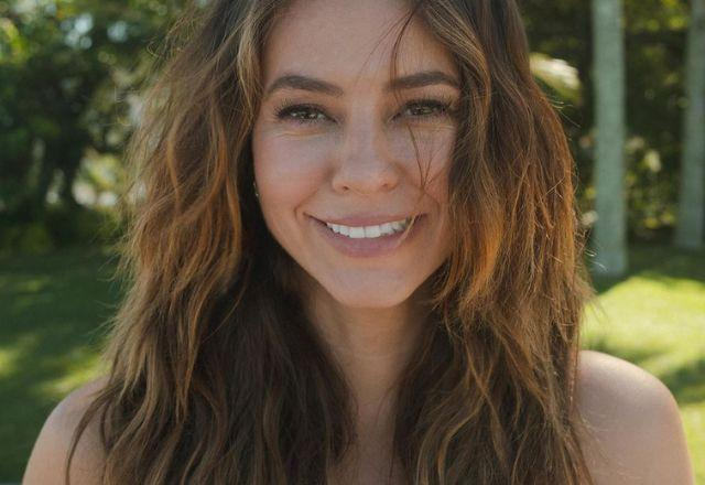 Paolla Oliveira posa sorrindo em jardim