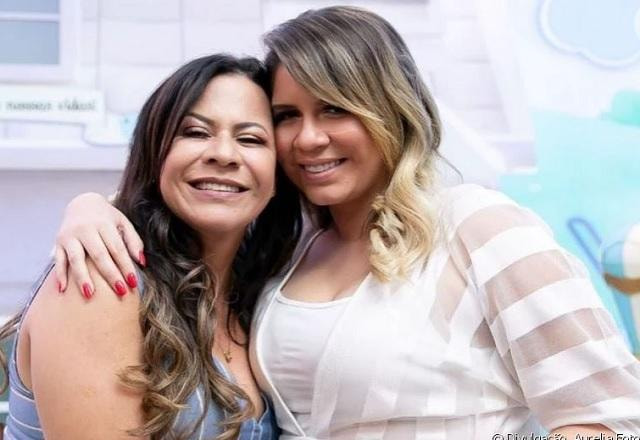 Marilia Mendonça e Dona Ruth posam abraçadas e sorrindo