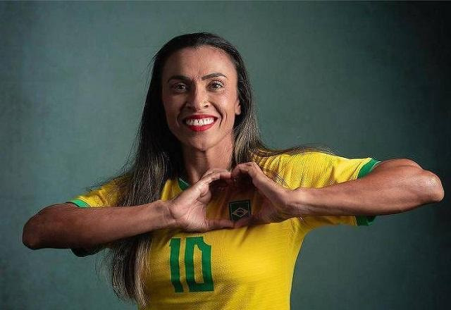 Marta posa usando a camisa do Brasil e fazendo coração com a mão