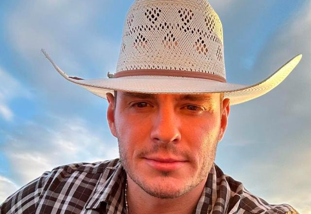 O ex-BBB Gustavo Cowboy tira selfie usando chapéu de cowboy