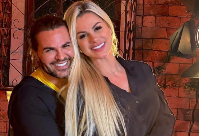 Eduardo Costa e a esposa, Mariana Polastreli, posam abraçados e sorrindo