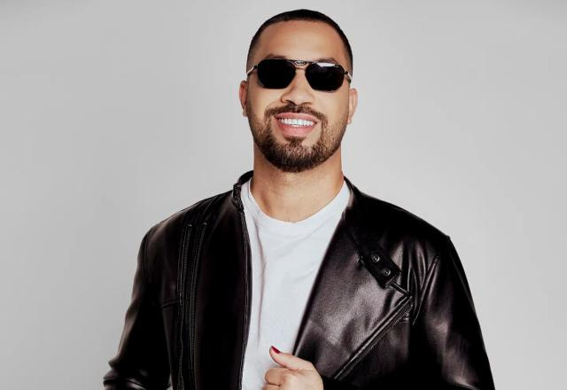 O ex-BBB Gil do Vigor veste uma jaqueta preta e óculos escuros