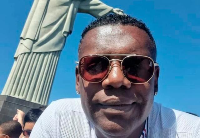 O funkeiro MC Marcinho tira selfie em frente ao Cristo Redentor