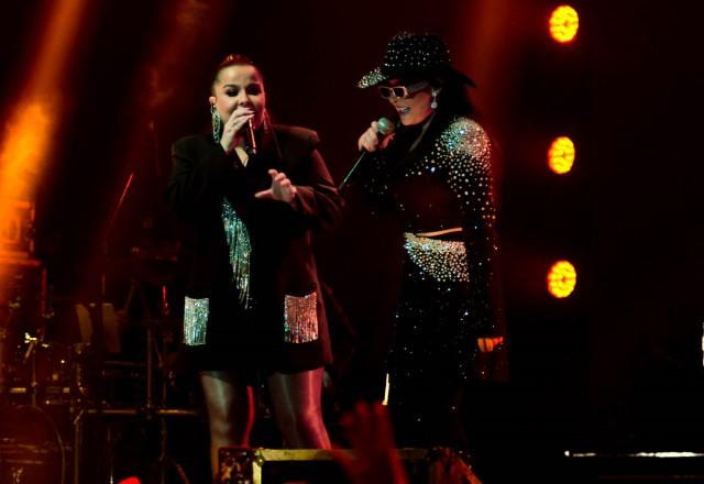 Maiara e Maraisa em cima do palco durante show