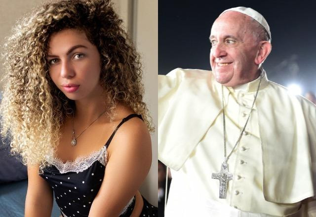 Daniella Motta à esquerda; Papa Francisco à direita