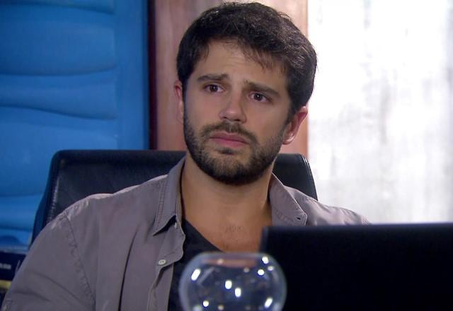Otávio com expressão de assustado no seu escritório