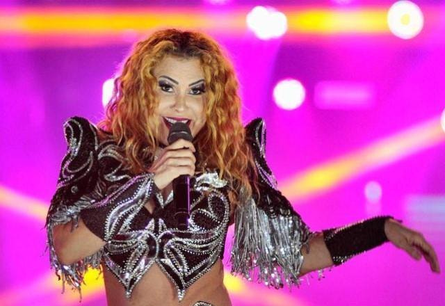 Joelma canta em cima do palco durante show