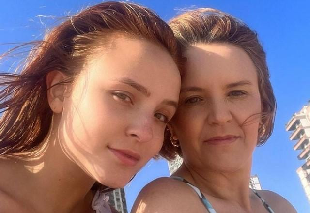Larissa Manoela e mãe tiram selfies juntas na praia