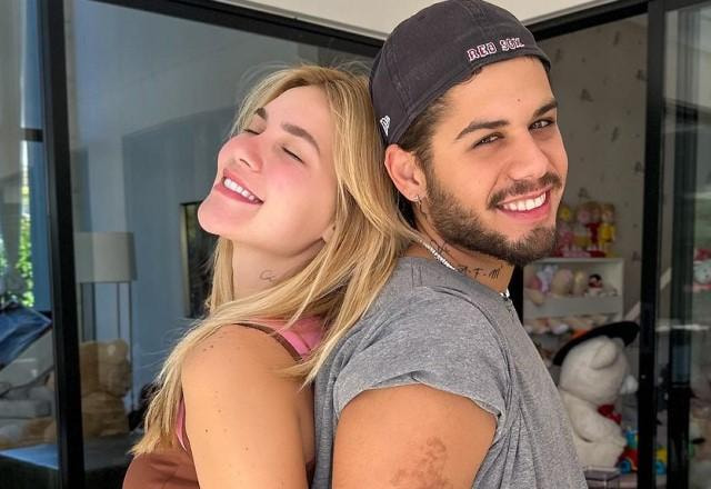 Virginia e Zé Felipe posa um de costas para o outro e sorrindo para a foto