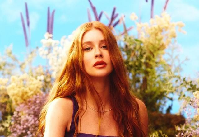 Marina Ruy Barbosa posa em frente a jardim