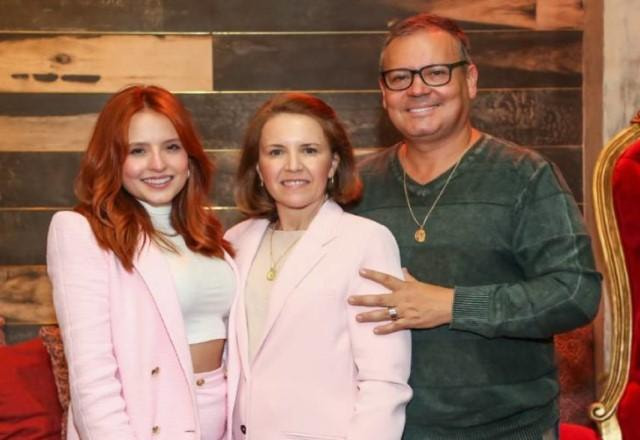 Larissa Manoela posa com sua mãe e pai