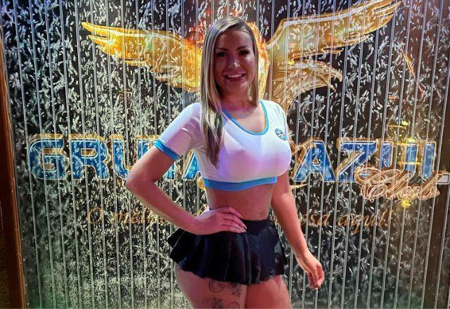 A modelo Andressa Urach posa com roupa do Brasil