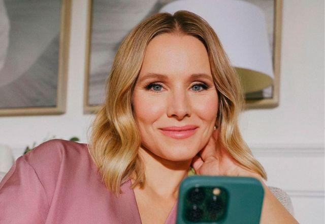 A atriz Kristen Bell, de Fronzen, com o celular na mão